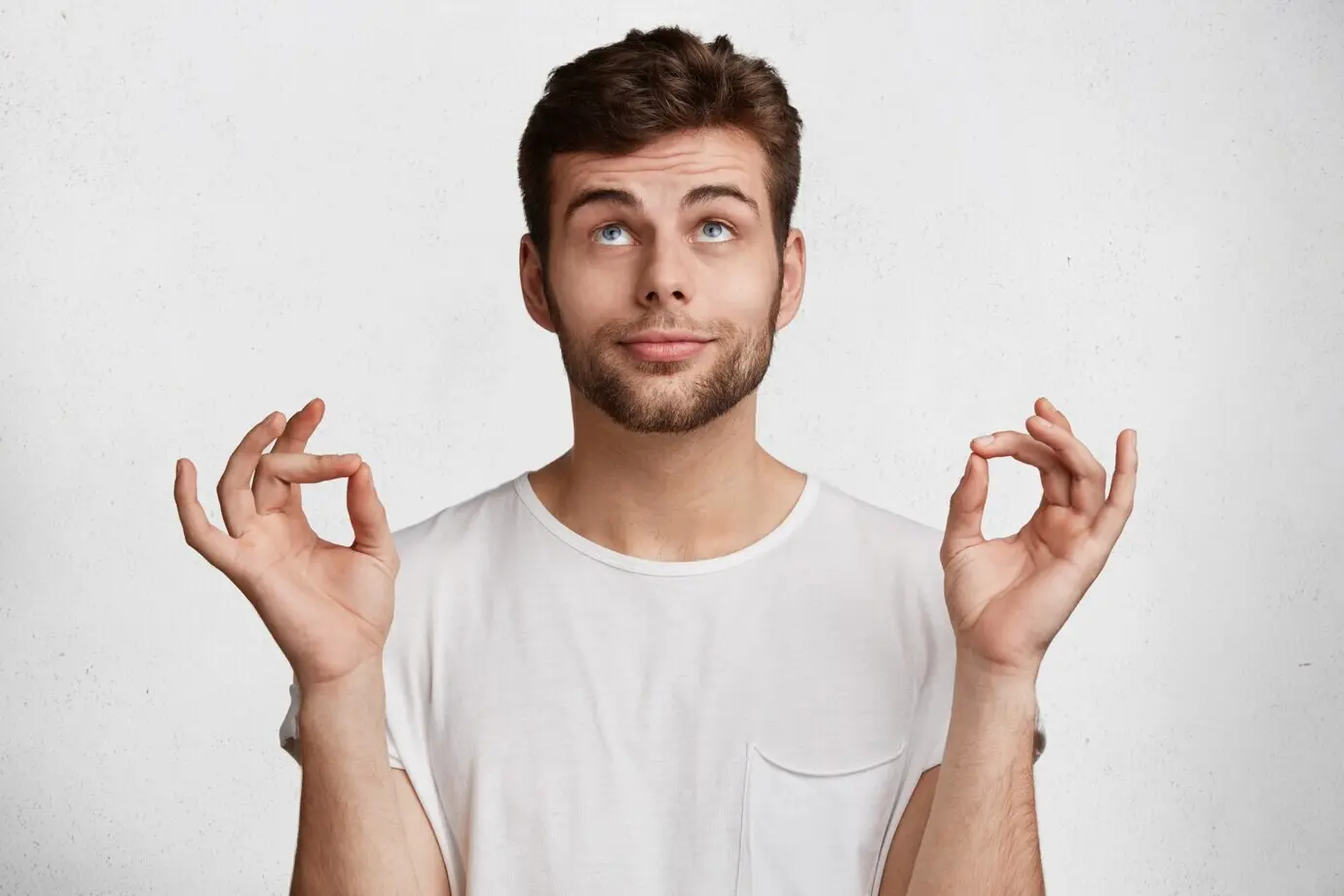 Привлекательный молодой мужчина в белой футболке